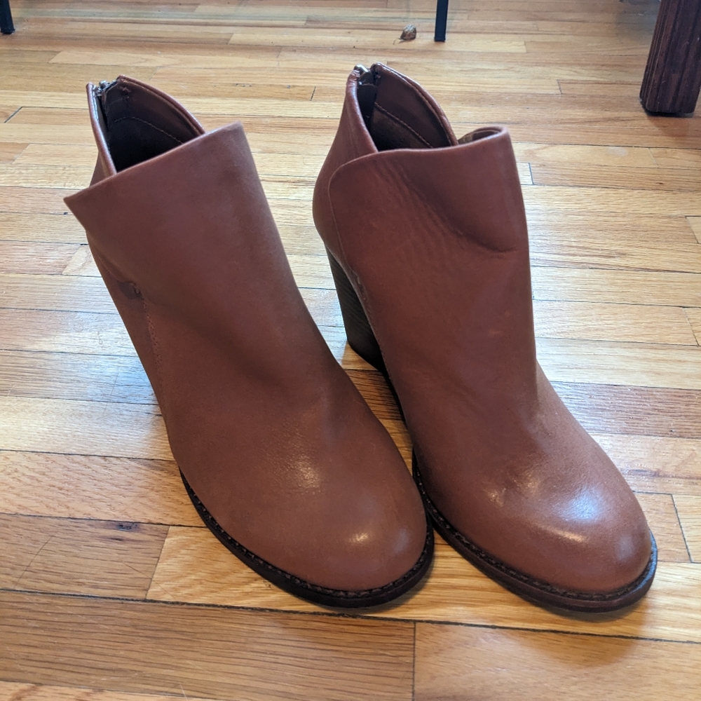 NWOT Gianni Bini Wedge Booties